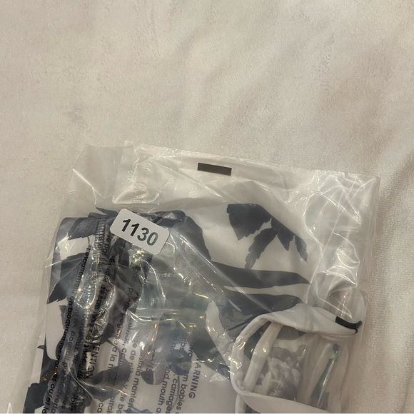 Lululemon Energy Floral Black and White Sports Bra Size 8 1130 - Picture 5 of 6